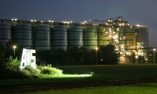 Anlage in der das Aluminiumhydroxid in Kristallform ausfällt (Quelle: Aluminium Oxid Stade GmbH 2021).