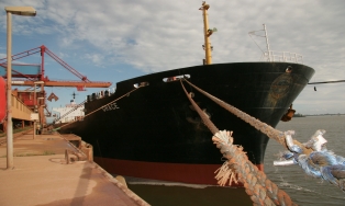 Güterschiff im Werkseigenen Hafen (Quelle: Aluminium Oxid Stade GmbH 2021).