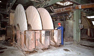 Filtration der Aluminiumhydroxidkristalle (Quelle: Aluminium Oxid Stade GmbH 2021).