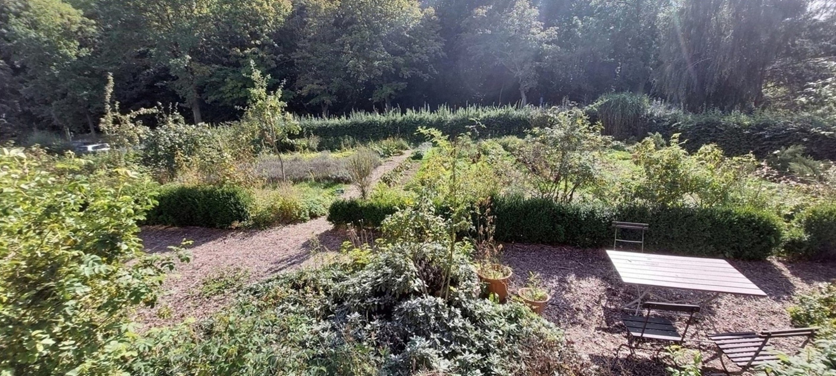 Die Terrasse umgeben von einem der Mischkultur-Bauerngärten.