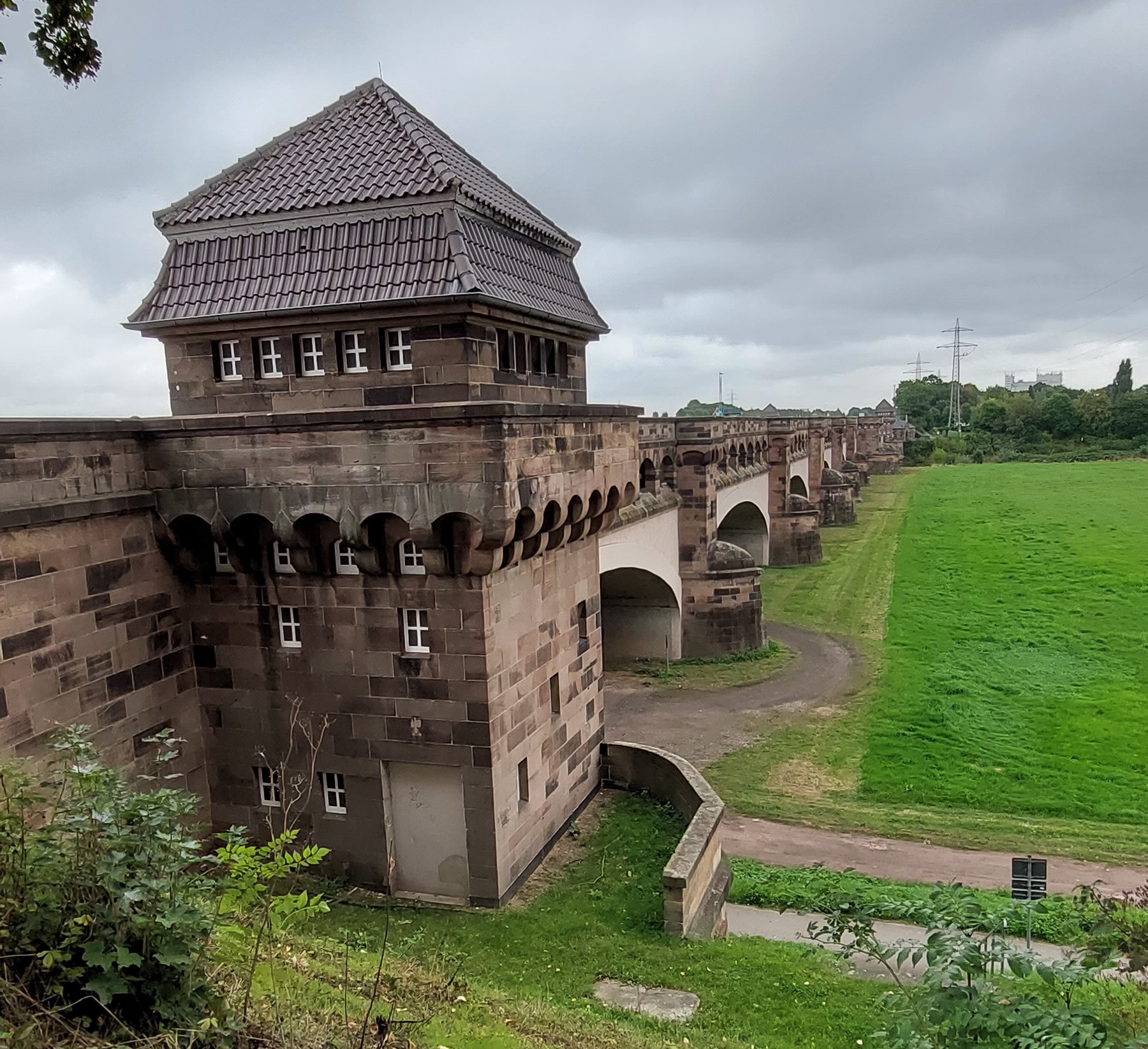 Blick auf die alte Kanalbrücke aus südwestlicher Richtung.