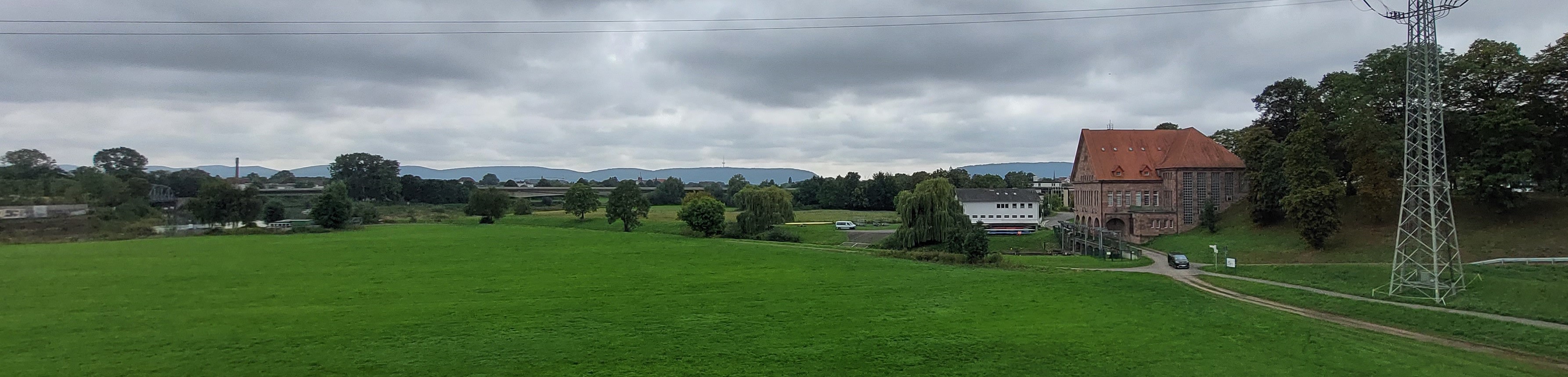 Blick von der alten Kanalbrücke nach Süden. Links: Weserbergland, Mitte: Porta Westfalica und Weserdurchbruch, Rechts: Wiehengebirge.