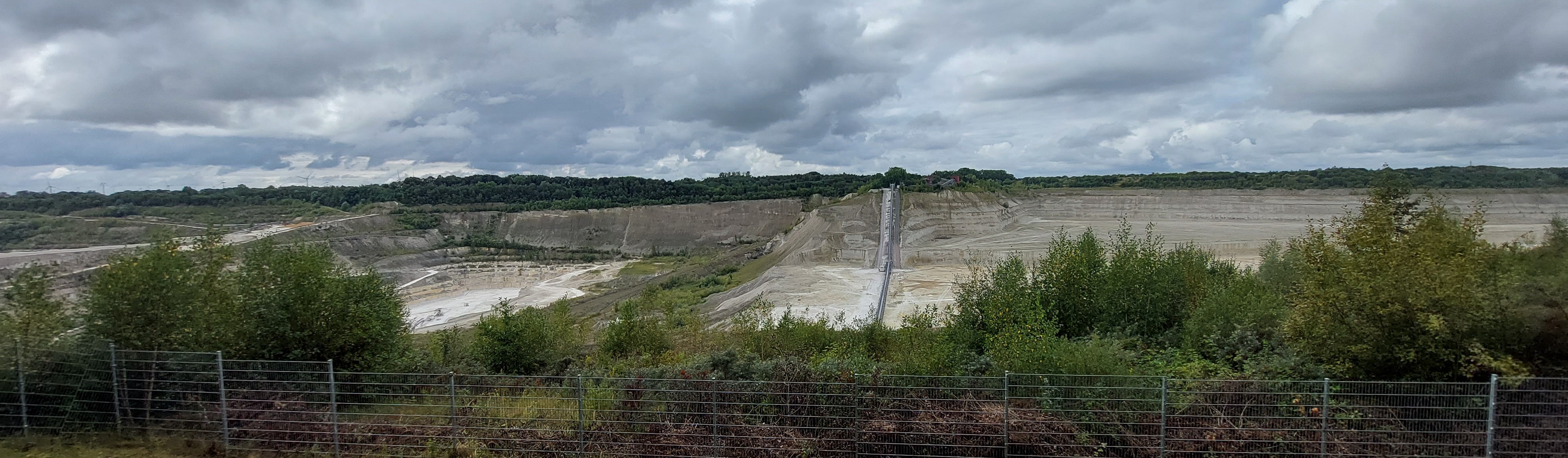 Ausblick vom Aussichtspunkt Lägerdorf auf die Lägerdorfer Kreidegruben. Von links nach rechts: Grube Schinkel, Grube Alsen und Grube Heidestraße.