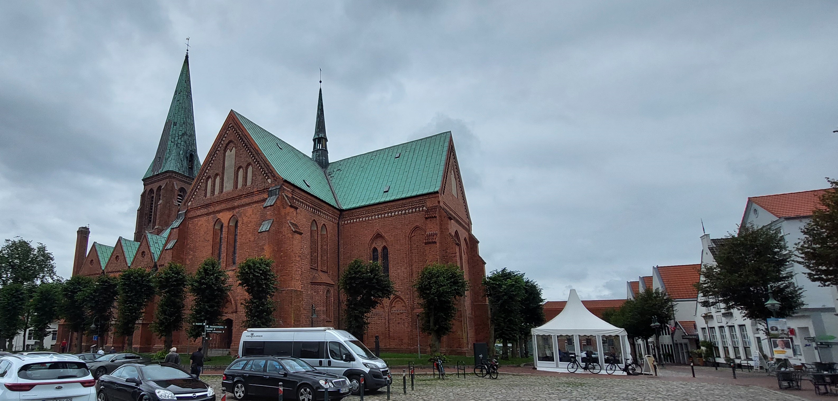 St. Johannis-Kirche in Meldorf und Meldorfer Marktplatz.