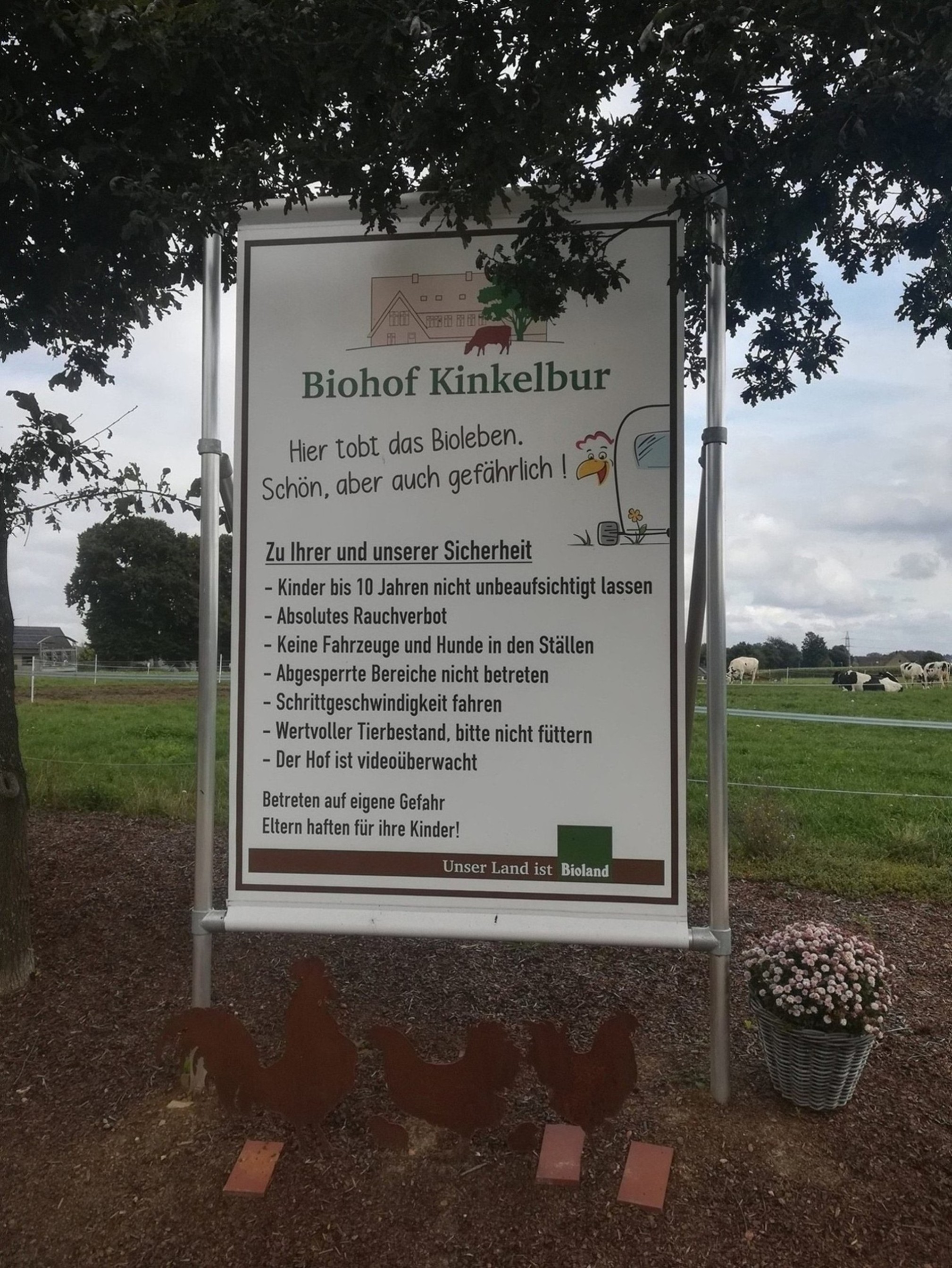 Beschilderung für die BesucherInnen des Hofes.