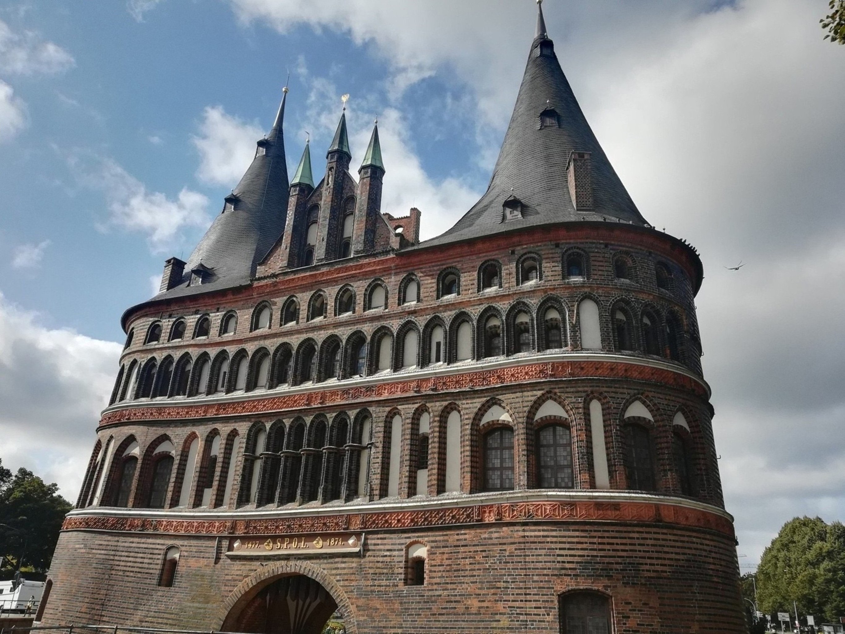 Blick auf das Holstentor in Lübeck.