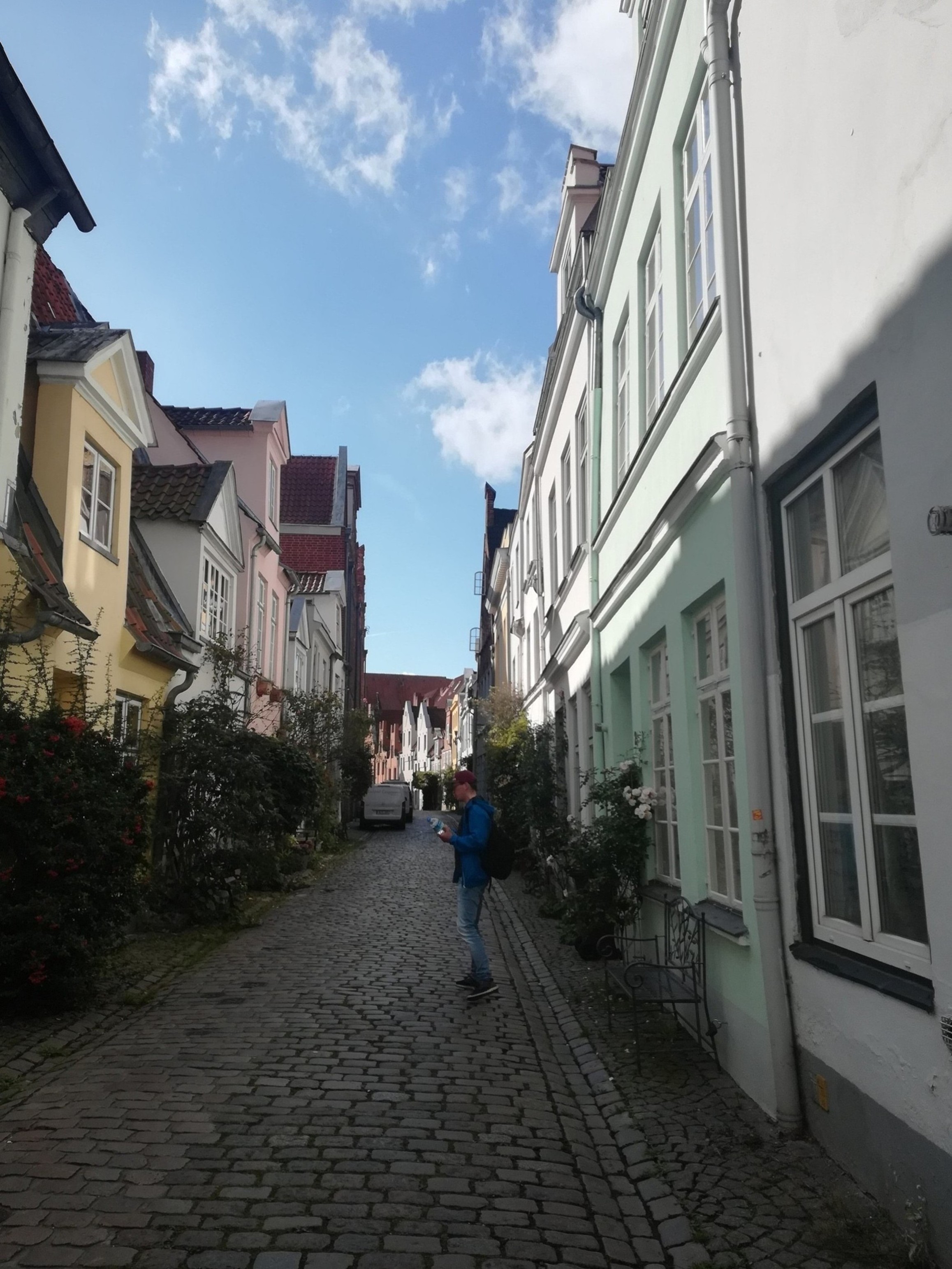 Bunte Häuser in einem Gangviertel.