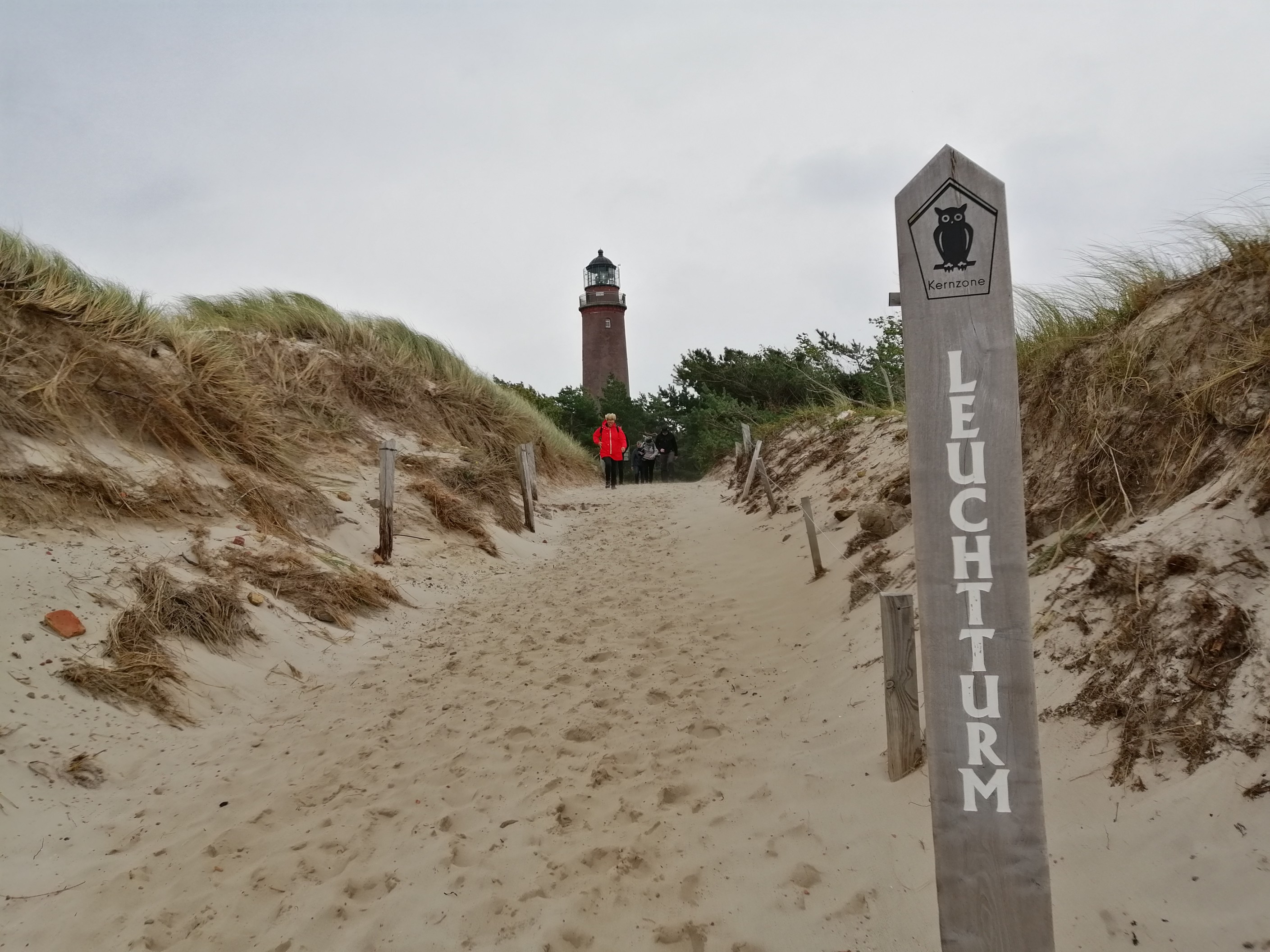 Strand am Darßer Ort mit Leuchtturm im Hintergrund