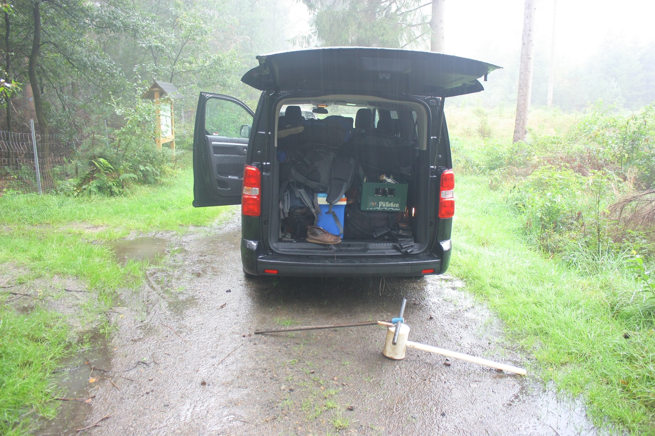 Das Exkursionsmobil und Pürckhauer im Regen.