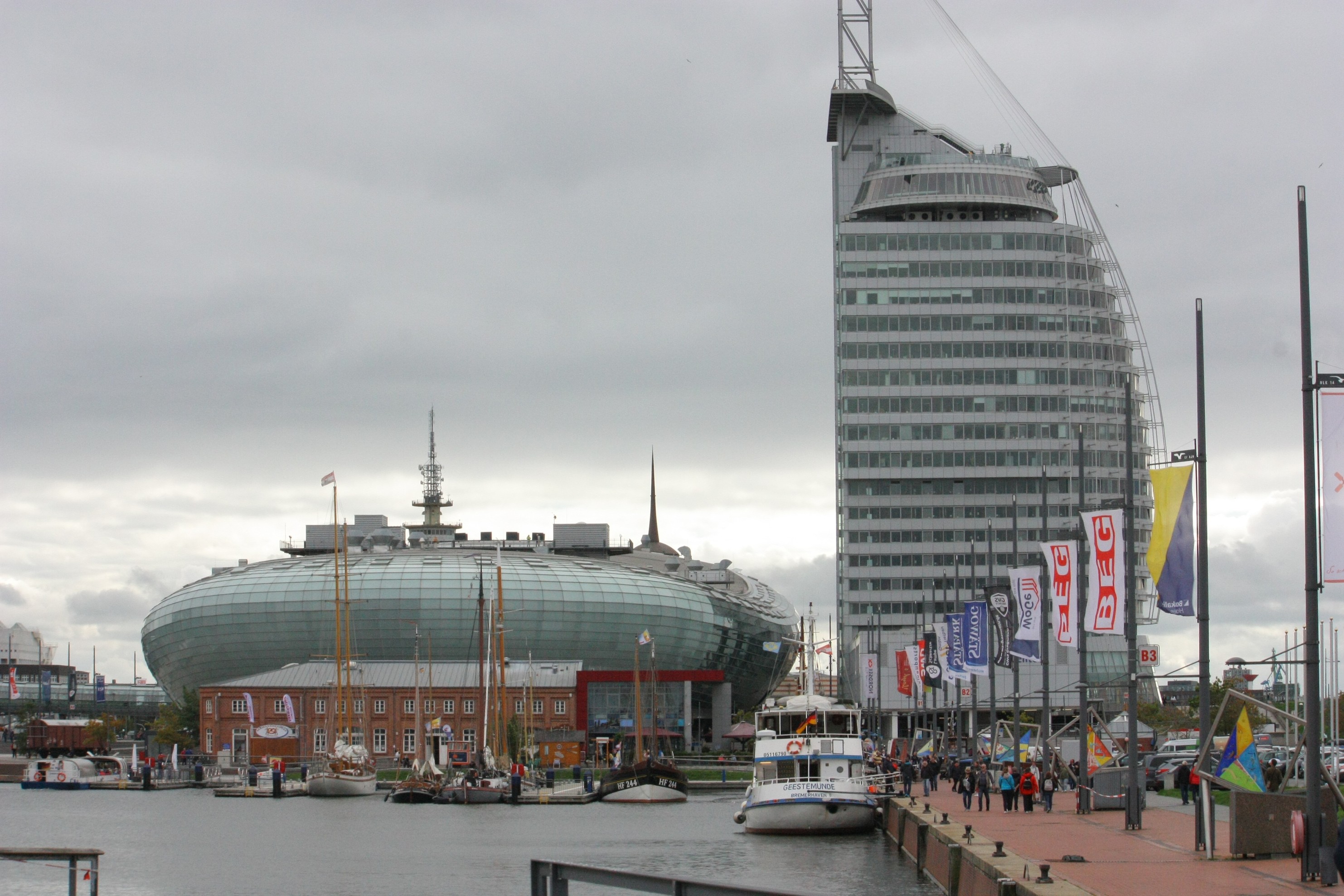 Das Klimahaus in Bremerhaven links im Bild (außenansicht).